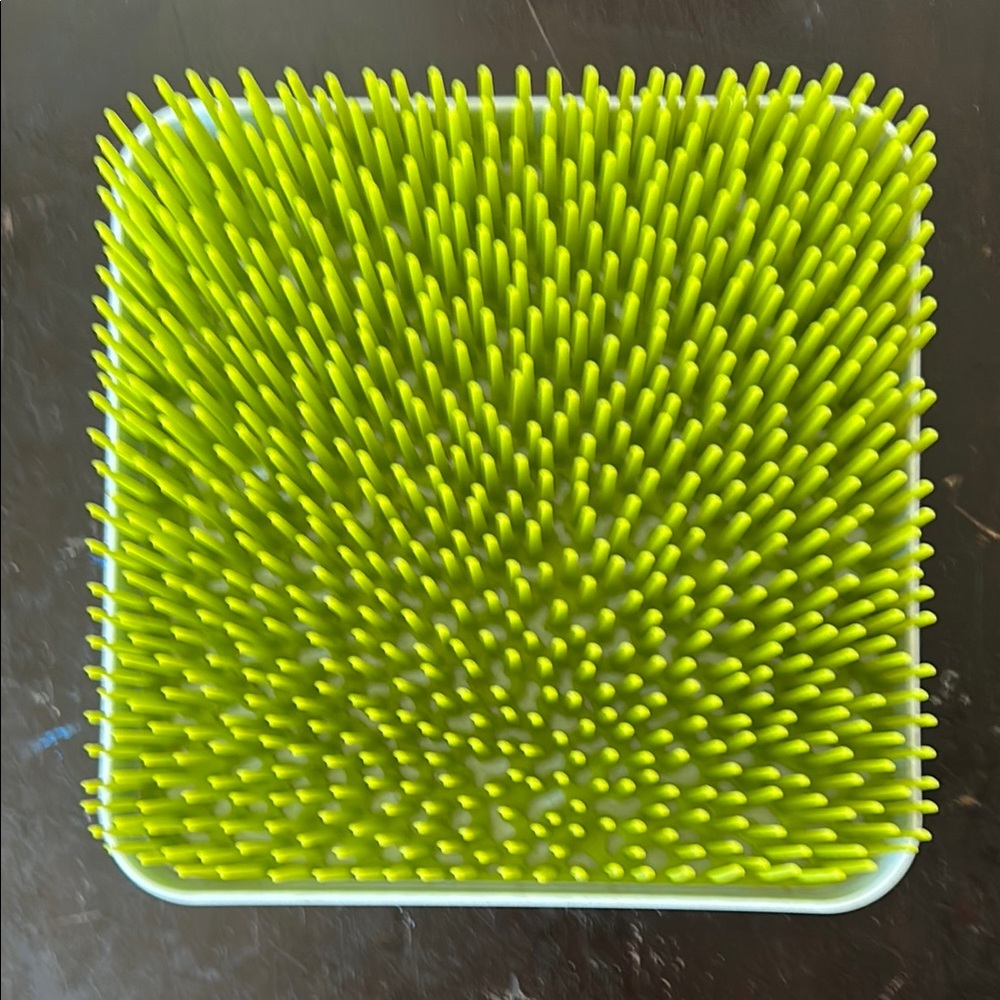 Green Grass-Like Drying Rack